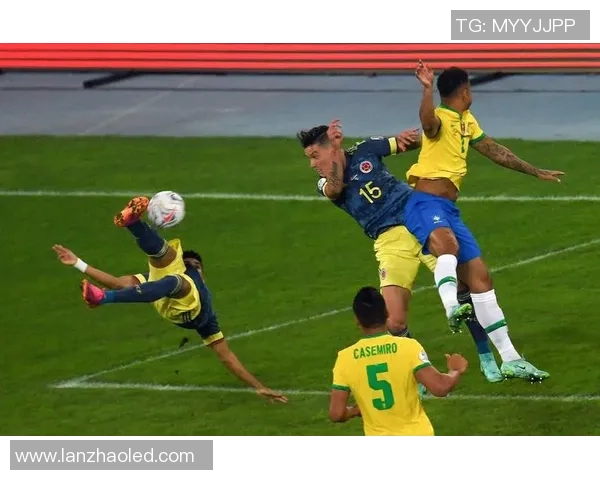 足球之美：球星倒勾进球瞬间的技艺与激情